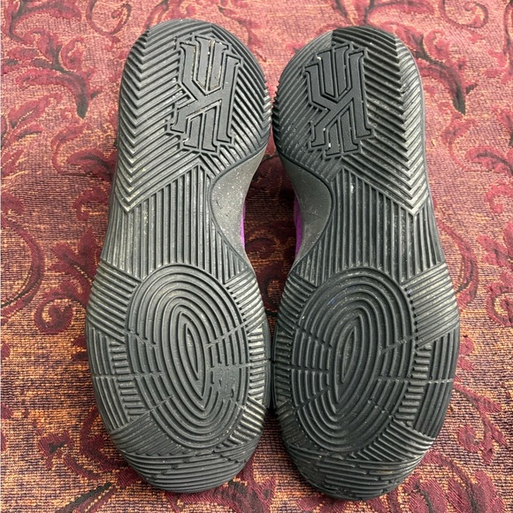 Kyrie 2 Basketball Shoe - Picture 4 of 6